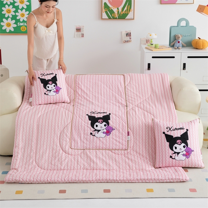 91家纺网 家纺一手货源 找家纺 照世家纺 2024新款三丽鸥抱枕被（优惠卷后价格不能低于56/75/88） 库洛米-粉