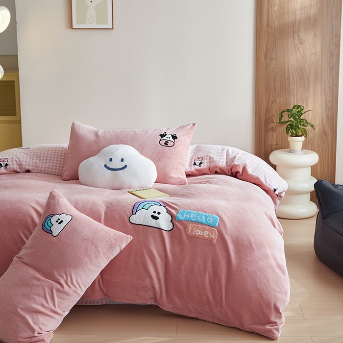 91家纺网 家纺一手货源 找家纺 怡家居 2024新款简约印花加绣花牛奶绒毛巾绣四件套 彩虹云