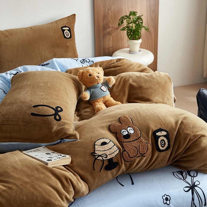 91家纺网 家纺一手货源 找家纺 怡家居 2024新款简约印花加绣花牛奶绒毛巾绣四件套 熊仔-蓝