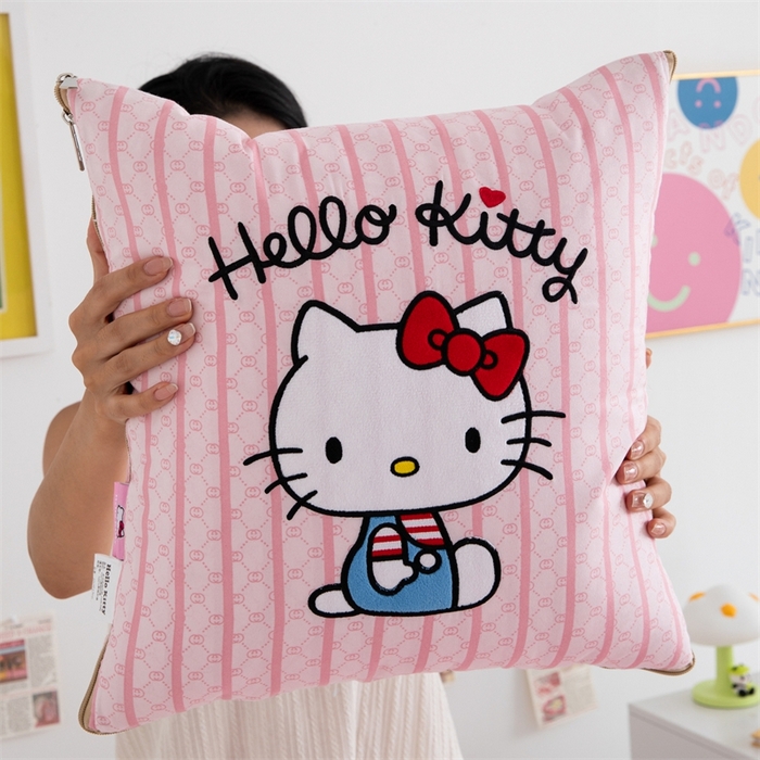 91家纺网 家纺一手货源 找家纺 照世家纺 2024新款三丽鸥抱枕被（优惠卷后价格不能低于56/75/88） 凯蒂猫-粉