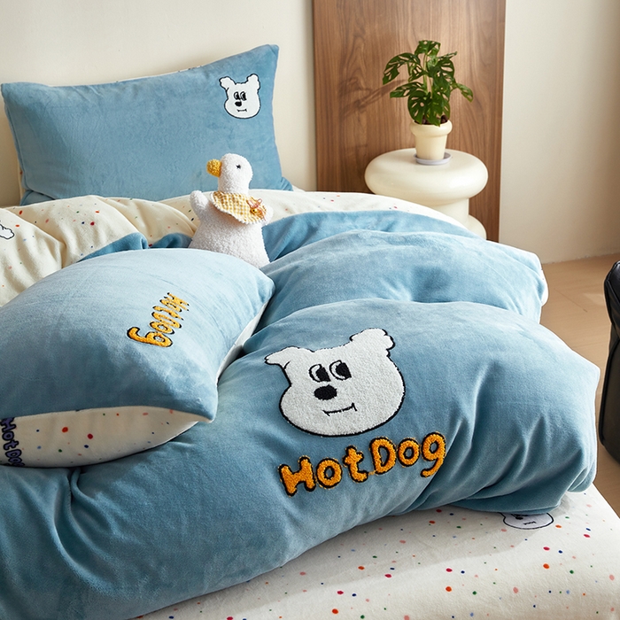 91家纺网 家纺一手货源 找家纺 怡家居 2024新款简约印花加绣花牛奶绒毛巾绣四件套 小白狗