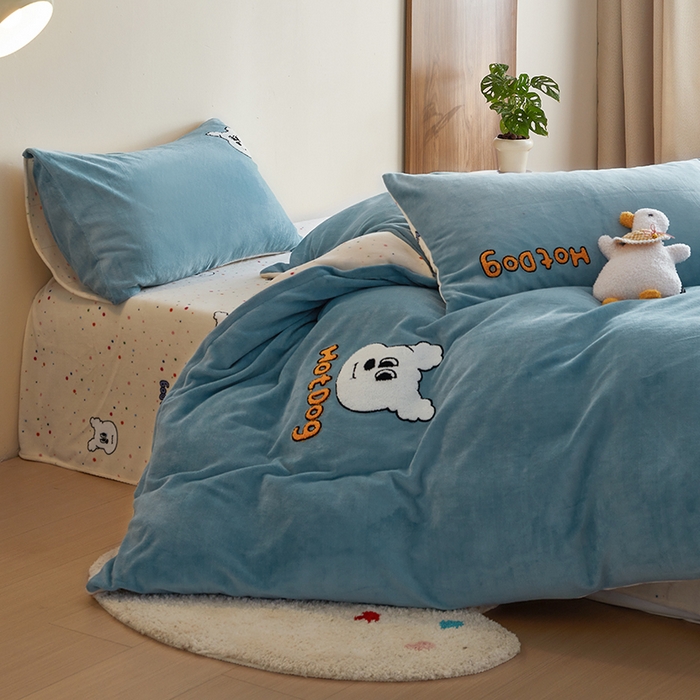 91家纺网 家纺一手货源 找家纺 怡家居 2024新款简约印花加绣花牛奶绒毛巾绣四件套 小白狗