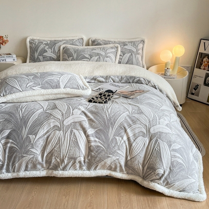 91家纺网 家纺一手货源 找家纺 （总）慕晨 2024新款A类高克重简奢雕花牛奶绒240G羊羔绒双面加厚被套绒四件套