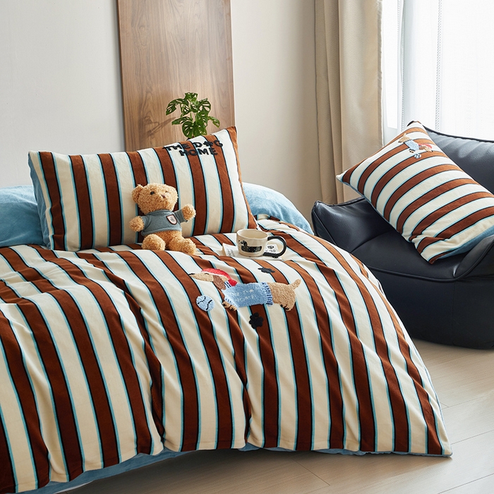 91家纺网 家纺一手货源 找家纺 怡家居 2024新款简约印花加绣花牛奶绒毛巾绣四件套 狗狗天地