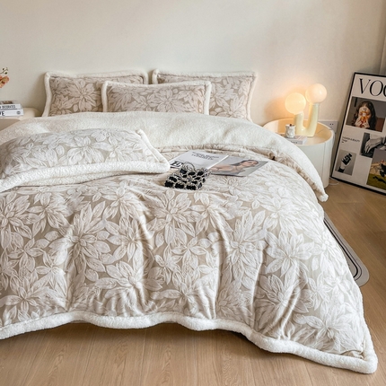 91家纺网 家纺一手货源 找家纺 （总）慕晨 2024新款A类高克重简奢雕花牛奶绒240G羊羔绒双面加厚被套绒四件套