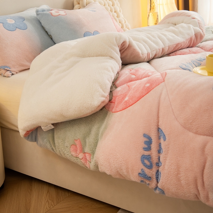 91家纺网 家纺一手货源 找家纺 畅销被业2025新款加厚保暖雪花绒冬被春秋被被子被芯（跨境）雪花绒草莓