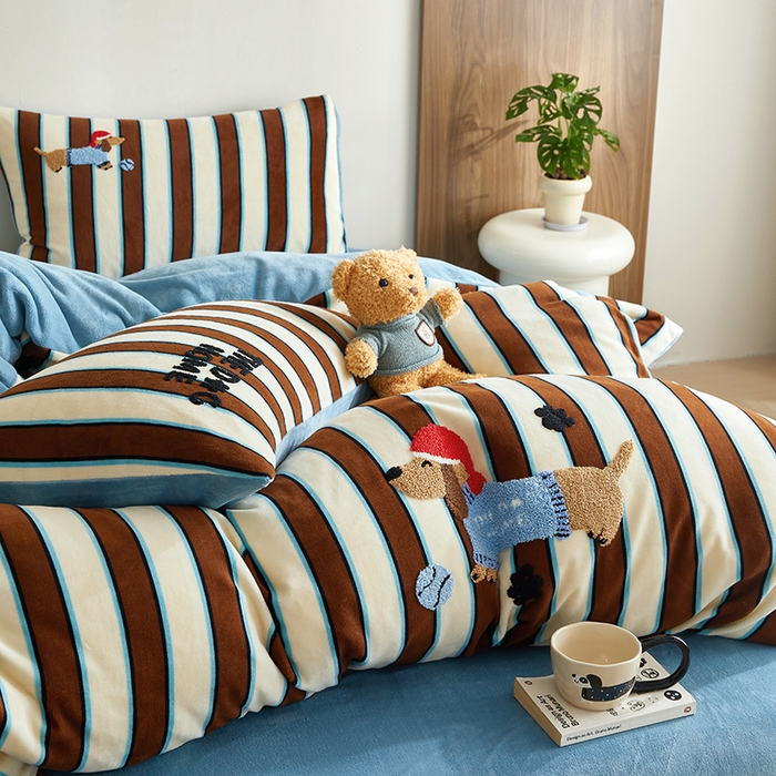 91家纺网 家纺一手货源 找家纺 怡家居 2024新款简约印花加绣花牛奶绒毛巾绣四件套 狗狗天地