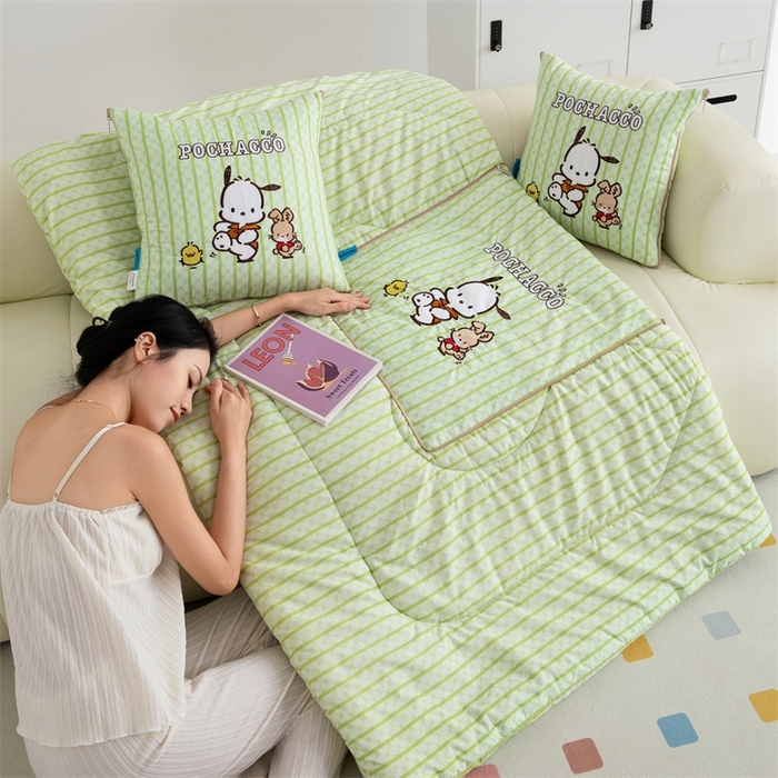 91家纺网 家纺一手货源 找家纺 照世家纺 2024新款三丽鸥抱枕被（优惠卷后价格不能低于56/75/88） 帕恰狗-绿