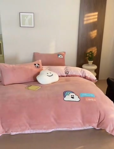 91家纺网 家纺一手货源 找家纺 怡家居 2024新款简约印花加绣花牛奶绒毛巾绣四件套 彩虹云