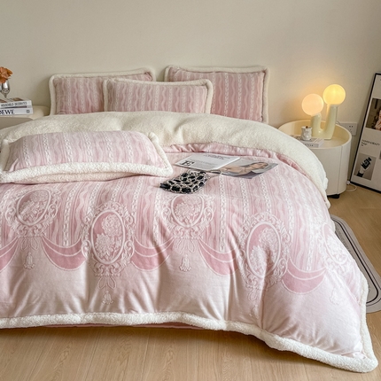 91家纺网 家纺一手货源 找家纺 （总）慕晨 2024新款A类高克重简奢雕花牛奶绒240G羊羔绒双面加厚被套绒四件套
