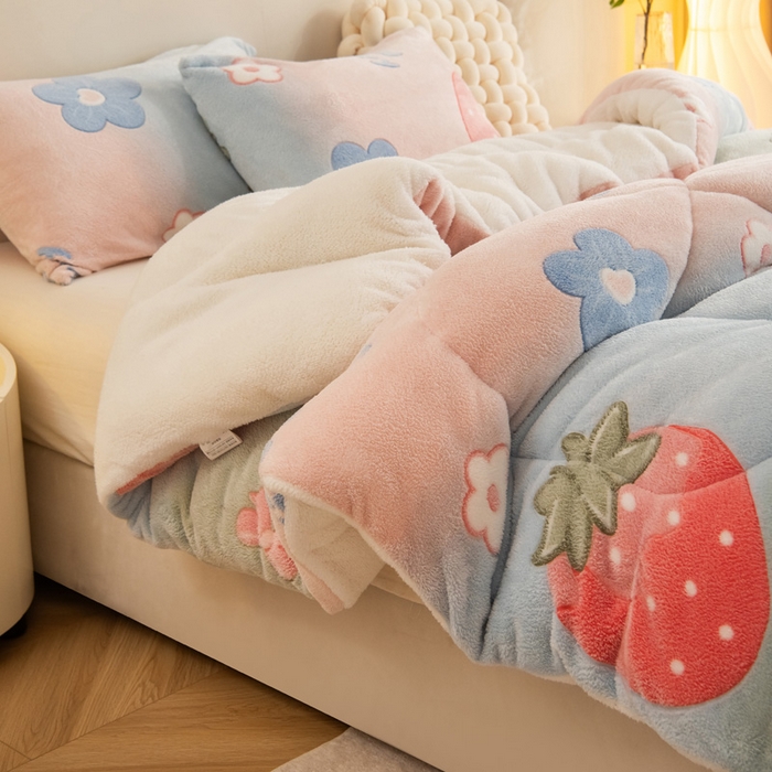 91家纺网 家纺一手货源 找家纺 畅销被业2025新款加厚保暖雪花绒冬被春秋被被子被芯（跨境）雪花绒草莓