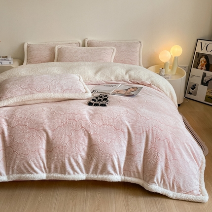 91家纺网 家纺一手货源 找家纺 （总）慕晨 2024新款A类高克重简奢雕花牛奶绒240G羊羔绒双面加厚被套绒四件套