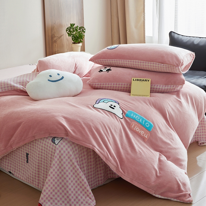 91家纺网 家纺一手货源 找家纺 怡家居 2024新款简约印花加绣花牛奶绒毛巾绣四件套 彩虹云