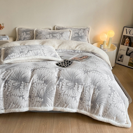 91家纺网 家纺一手货源 找家纺 （总）慕晨 2024新款A类高克重简奢雕花牛奶绒240G羊羔绒双面加厚被套绒四件套