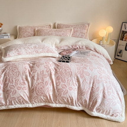 91家纺网 家纺一手货源 找家纺 慕晨 2024新款A类高克重简奢雕花牛奶绒240G羊羔绒双面加厚被套绒四件套 爱意浓-粉