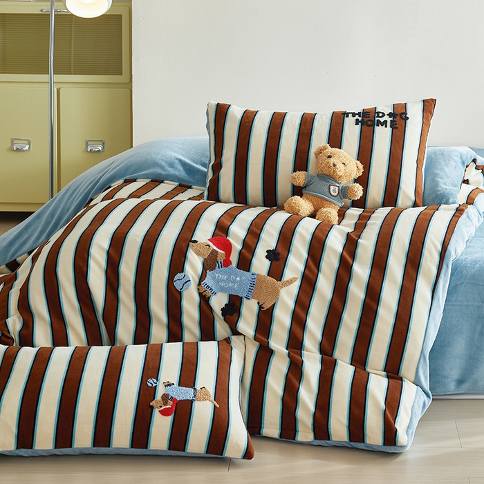 91家纺网 家纺一手货源 找家纺 怡家居 2024新款简约印花加绣花牛奶绒毛巾绣四件套 狗狗天地