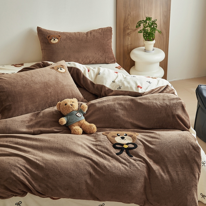 91家纺网 家纺一手货源 找家纺 怡家居 2024新款简约印花加绣花牛奶绒毛巾绣四件套 布梵