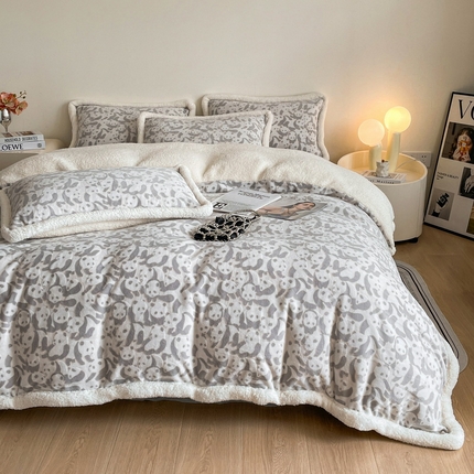 91家纺网 家纺一手货源 找家纺 （总）慕晨 2024新款A类高克重简奢雕花牛奶绒240G羊羔绒双面加厚被套绒四件套