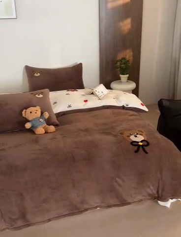 91家纺网 家纺一手货源 找家纺 怡家居 2024新款简约印花加绣花牛奶绒毛巾绣四件套 布梵