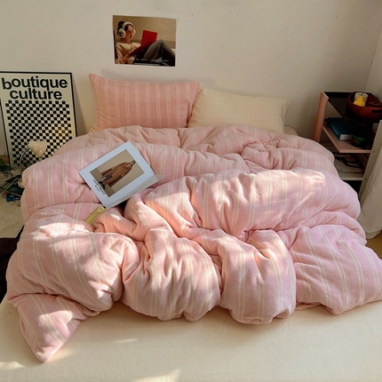 91家纺网 家纺一手货源 找家纺 蜜宿 2024秋冬新款混搭条纹牛奶绒四件套 甜蜜织梦