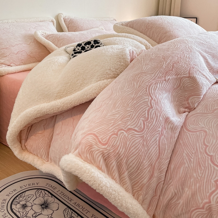 91家纺网 家纺一手货源 找家纺 慕晨 2024新款A类高克重简奢雕花牛奶绒240G羊羔绒双面加厚被套绒四件套 行云流水-浅粉