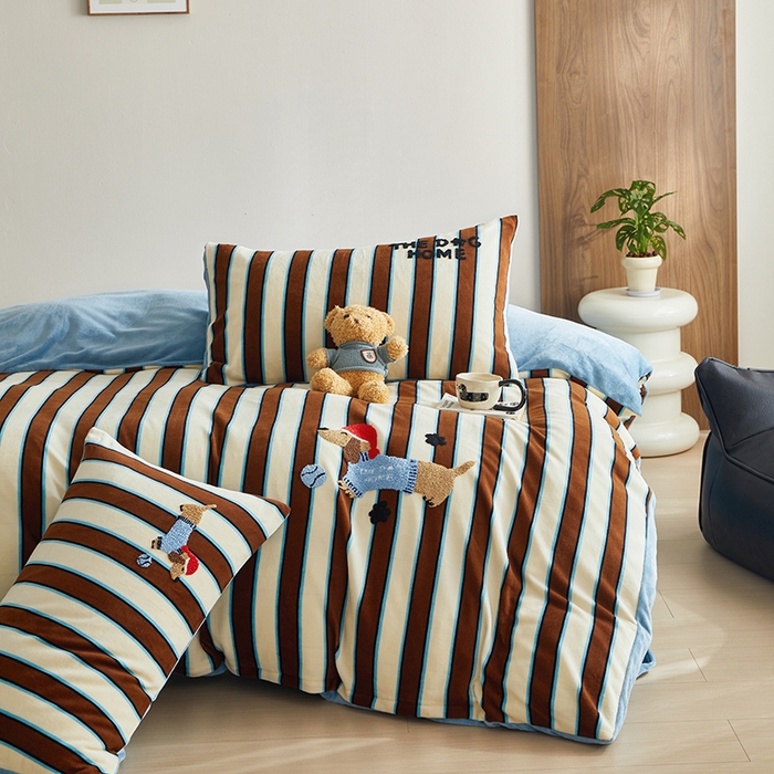 91家纺网 家纺一手货源 找家纺 怡家居 2024新款简约印花加绣花牛奶绒毛巾绣四件套 狗狗天地