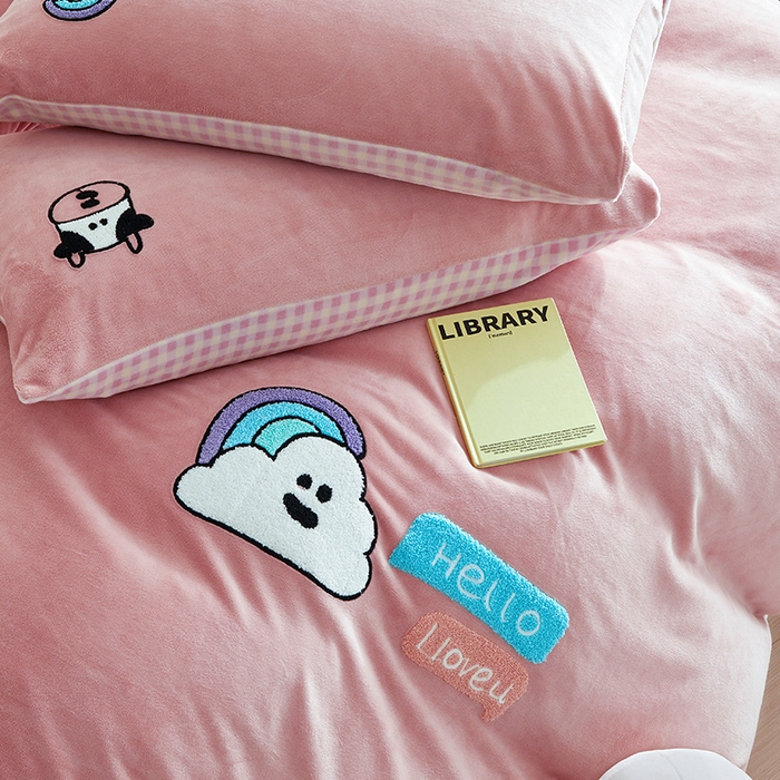 91家纺网 家纺一手货源 找家纺 怡家居 2024新款简约印花加绣花牛奶绒毛巾绣四件套 彩虹云