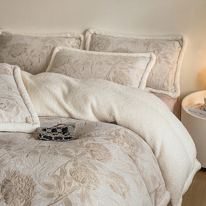 91家纺网 家纺一手货源 找家纺 慕晨 2024新款A类高克重简奢雕花牛奶绒240G羊羔绒双面加厚被套绒四件套 半夏-肉粉