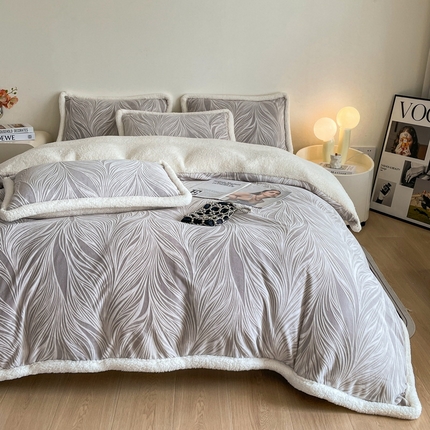 91家纺网 家纺一手货源 找家纺 （总）慕晨 2024新款A类高克重简奢雕花牛奶绒240G羊羔绒双面加厚被套绒四件套
