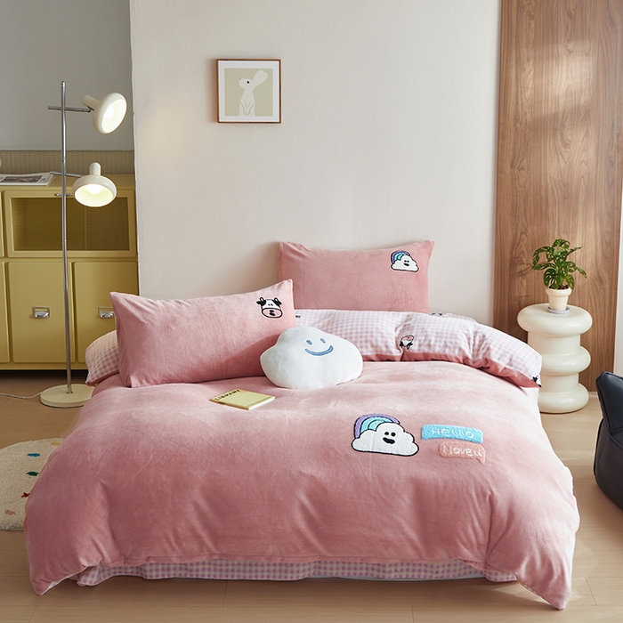 91家纺网 家纺一手货源 找家纺 怡家居 2024新款简约印花加绣花牛奶绒毛巾绣四件套 彩虹云