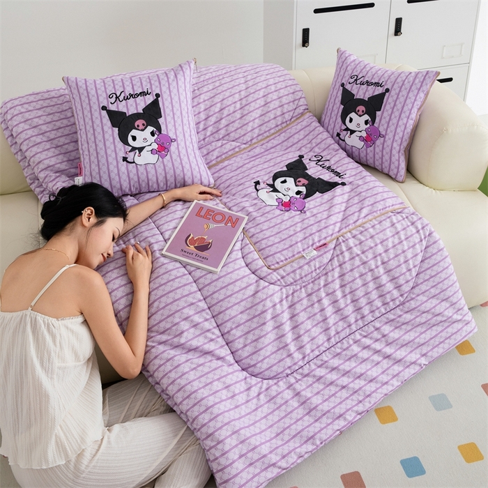 91家纺网 家纺一手货源 找家纺 照世家纺 2024新款三丽鸥抱枕被（优惠卷后价格不能低于56/75/88） 库洛米-紫