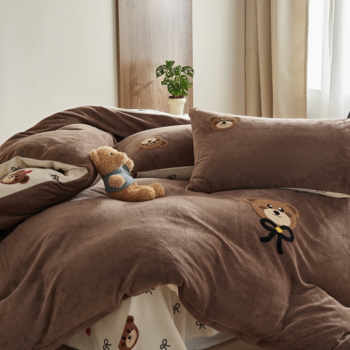 91家纺网 家纺一手货源 找家纺 怡家居 2024新款简约印花加绣花牛奶绒毛巾绣四件套 布梵