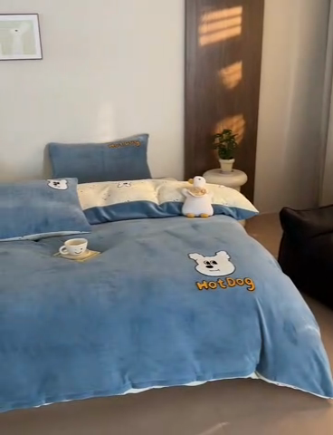 91家纺网 家纺一手货源 找家纺 怡家居 2024新款简约印花加绣花牛奶绒毛巾绣四件套 小白狗