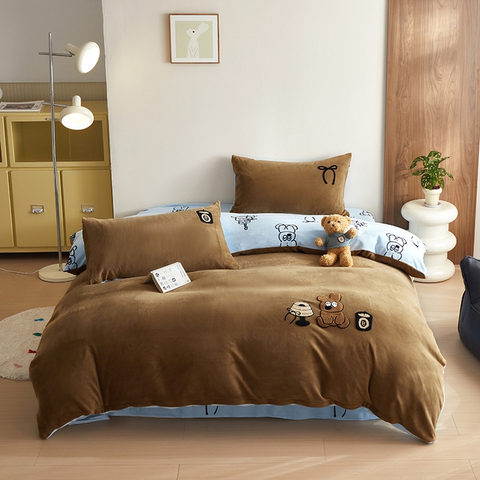 91家纺网 家纺一手货源 找家纺 怡家居 2024新款简约印花加绣花牛奶绒毛巾绣四件套 熊仔-蓝