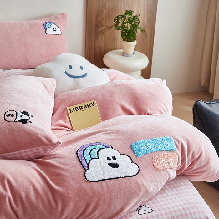 91家纺网 家纺一手货源 找家纺 怡家居 2024新款简约印花加绣花牛奶绒毛巾绣四件套 彩虹云