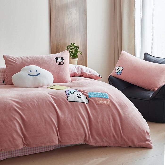 91家纺网 家纺一手货源 找家纺 怡家居 2024新款简约印花加绣花牛奶绒毛巾绣四件套 彩虹云