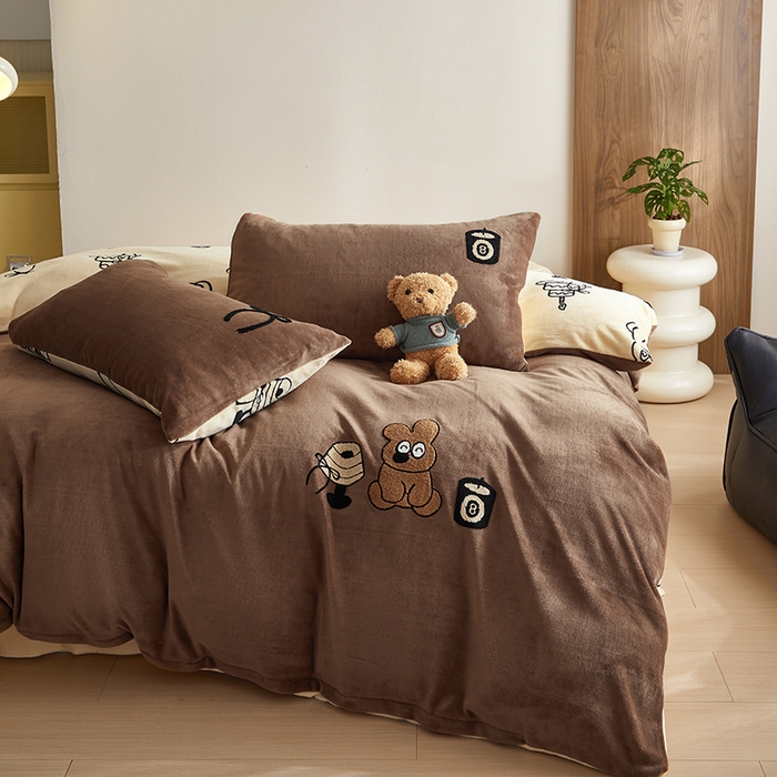 91家纺网 家纺一手货源 找家纺 怡家居 2024新款简约印花加绣花牛奶绒毛巾绣四件套 熊仔-咖