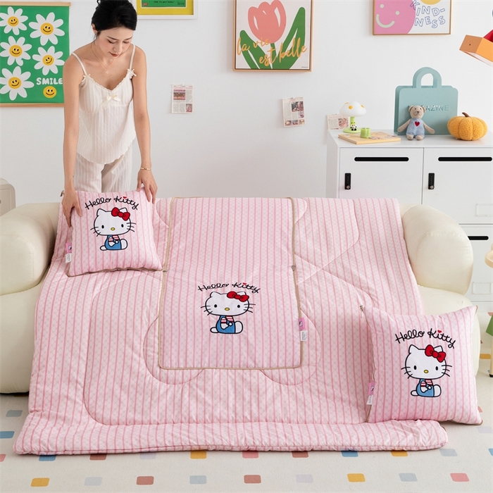 91家纺网 家纺一手货源 找家纺 照世家纺 2024新款三丽鸥抱枕被（优惠卷后价格不能低于56/75/88） 凯蒂猫-粉