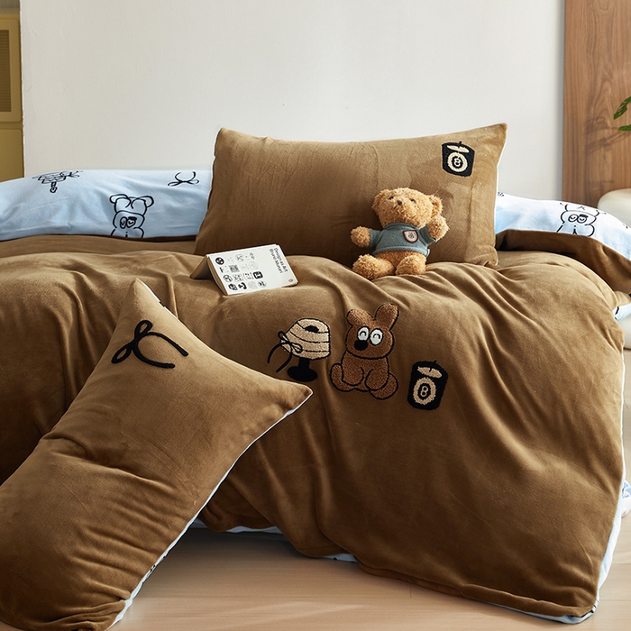 91家纺网 家纺一手货源 找家纺 怡家居 2024新款简约印花加绣花牛奶绒毛巾绣四件套 熊仔-蓝