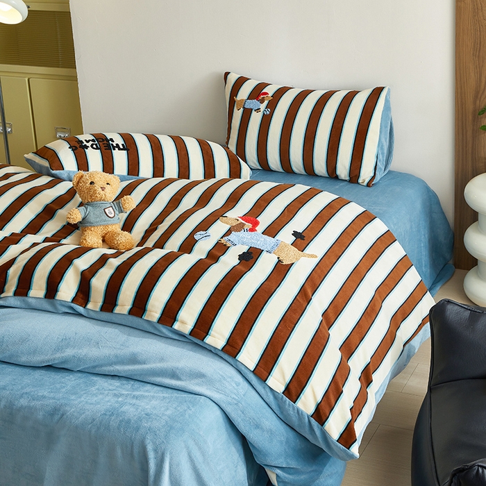 91家纺网 家纺一手货源 找家纺 怡家居 2024新款简约印花加绣花牛奶绒毛巾绣四件套 狗狗天地