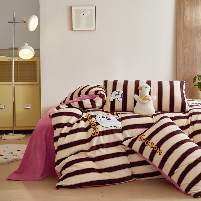 91家纺网 家纺一手货源 找家纺 怡家居 2024新款简约印花加绣花牛奶绒毛巾绣四件套 静语