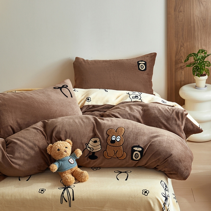 91家纺网 家纺一手货源 找家纺 怡家居 2024新款简约印花加绣花牛奶绒毛巾绣四件套 熊仔-咖