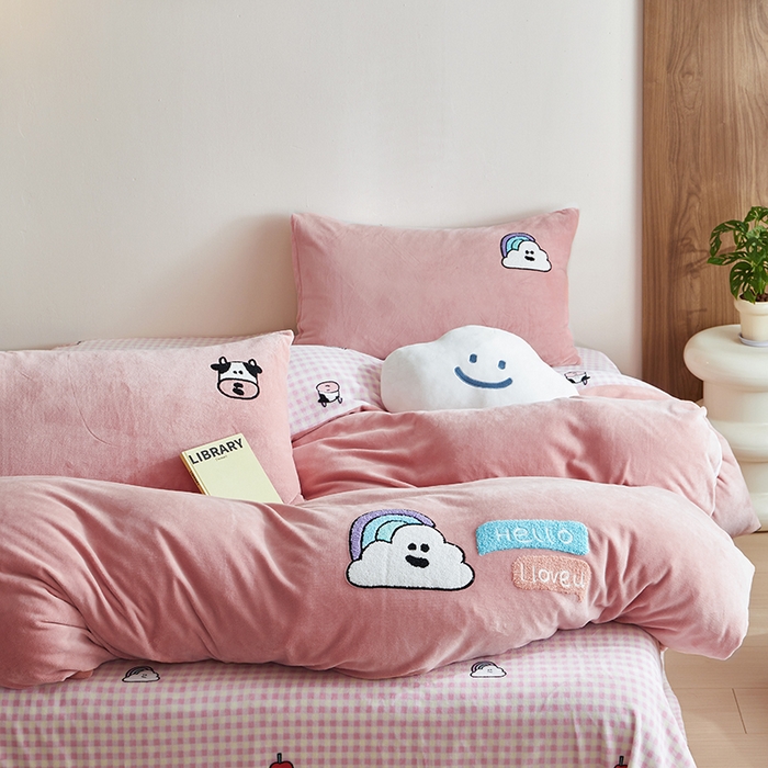 91家纺网 家纺一手货源 找家纺 怡家居 2024新款简约印花加绣花牛奶绒毛巾绣四件套 彩虹云