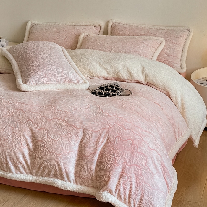 91家纺网 家纺一手货源 找家纺 慕晨 2024新款A类高克重简奢雕花牛奶绒240G羊羔绒双面加厚被套绒四件套 行云流水-浅粉