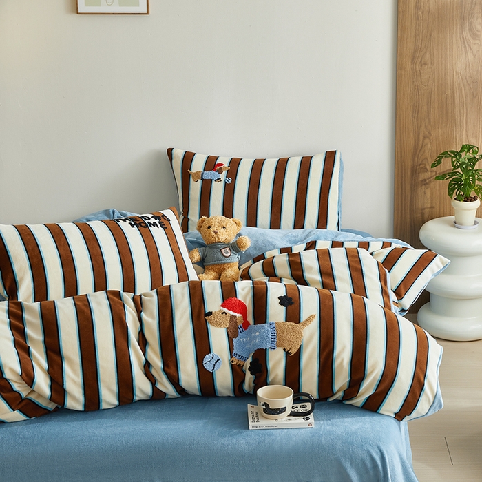 91家纺网 家纺一手货源 找家纺 怡家居 2024新款简约印花加绣花牛奶绒毛巾绣四件套 狗狗天地