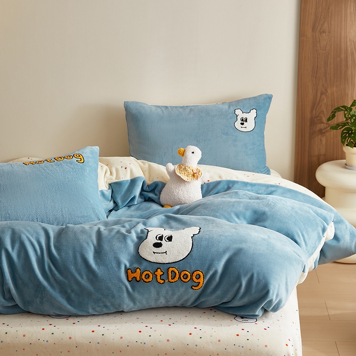 91家纺网 家纺一手货源 找家纺 怡家居 2024新款简约印花加绣花牛奶绒毛巾绣四件套 小白狗