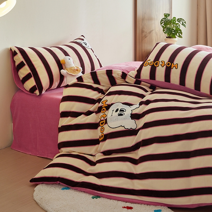 91家纺网 家纺一手货源 找家纺 怡家居 2024新款简约印花加绣花牛奶绒毛巾绣四件套 静语