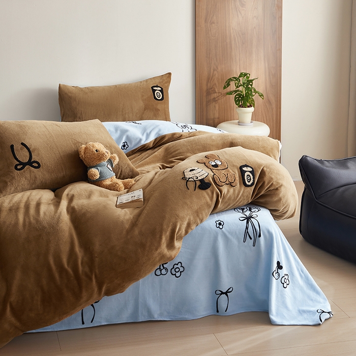 91家纺网 家纺一手货源 找家纺 怡家居 2024新款简约印花加绣花牛奶绒毛巾绣四件套 熊仔-蓝