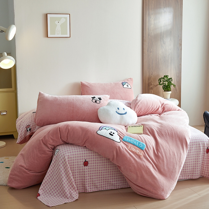 91家纺网 家纺一手货源 找家纺 怡家居 2024新款简约印花加绣花牛奶绒毛巾绣四件套 彩虹云