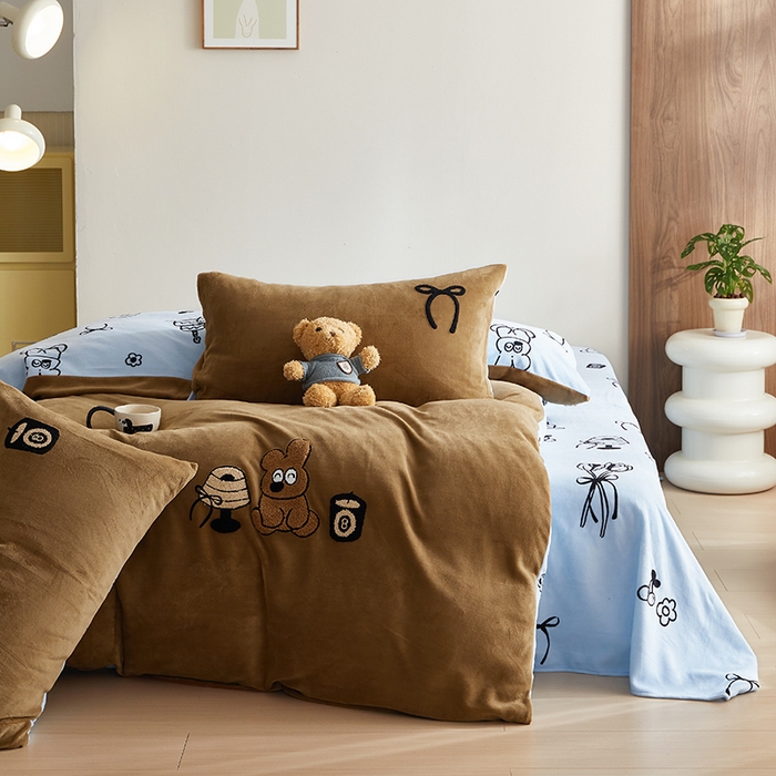 91家纺网 家纺一手货源 找家纺 怡家居 2024新款简约印花加绣花牛奶绒毛巾绣四件套 熊仔-蓝